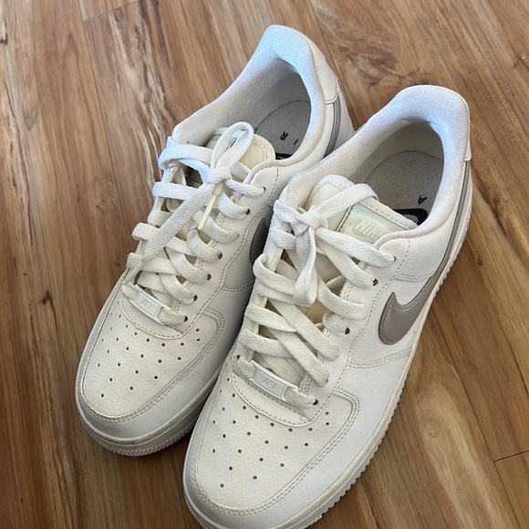 COPY - Nike Air Forces Holographic Swoosh - Picture 2 of 3